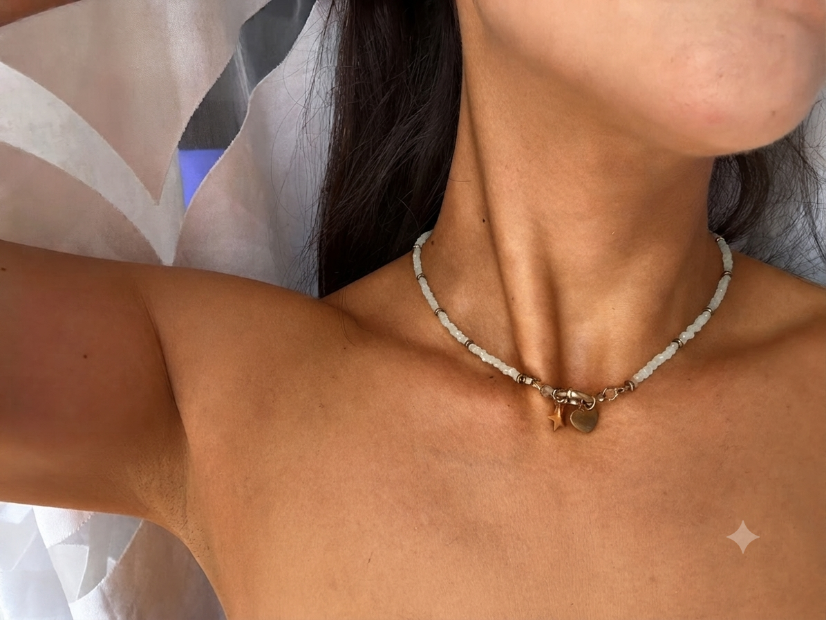 Collana "Riflessi di Luna" – Girocollo con Perline Luminose e Ciondoli