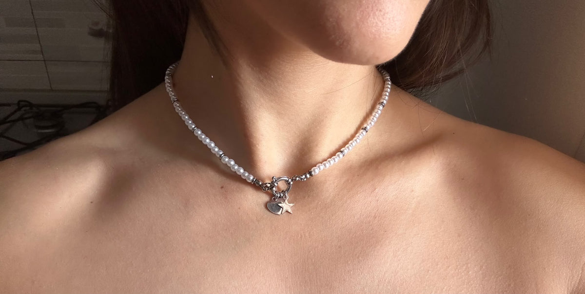 Collana "Riflessi di Luna" – Girocollo con Perline Luminose e Ciondoli