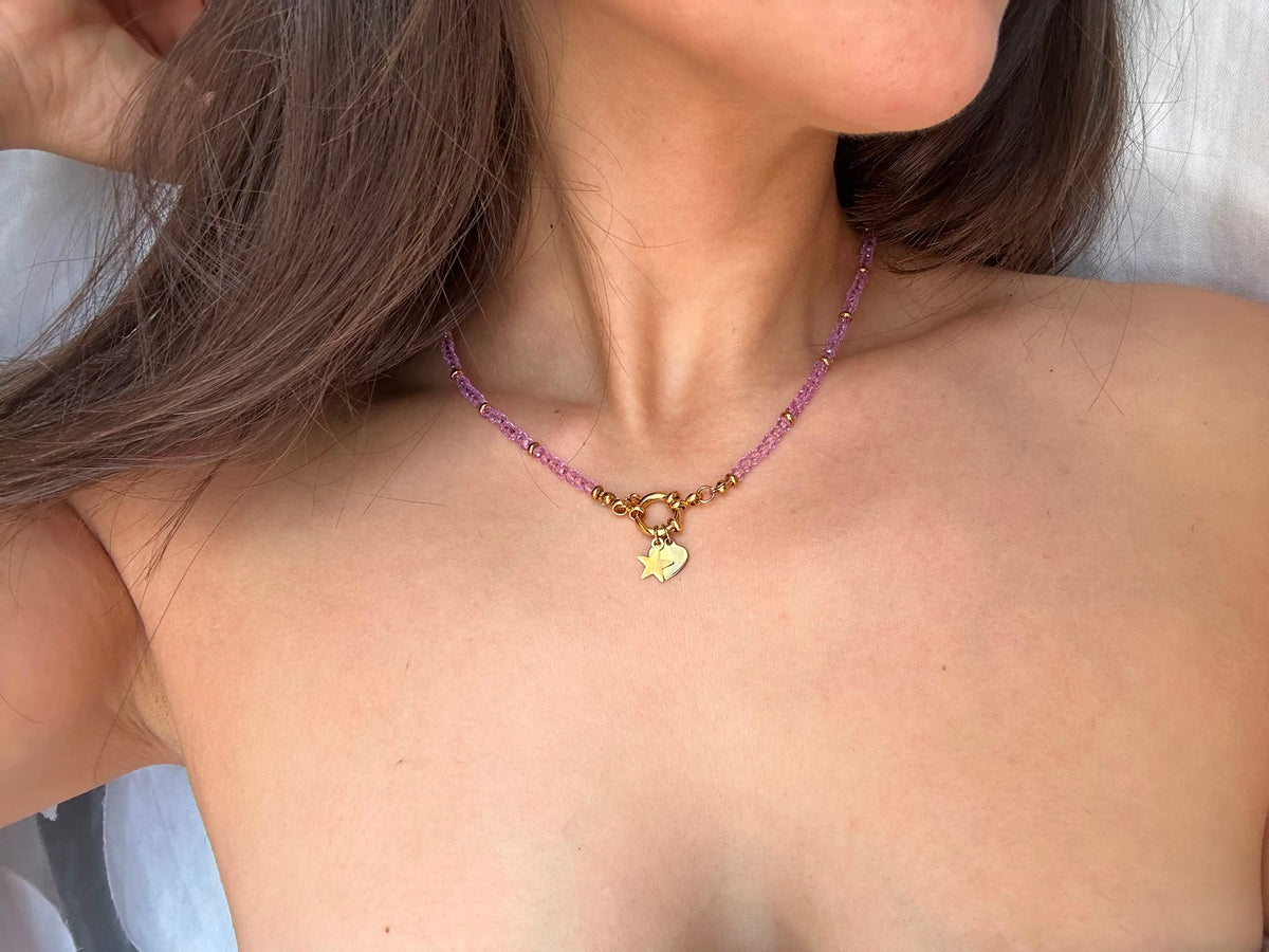 Collana "Luce Ametista" – Girocollo con Pietre Sfaccettate e Ciondoli Charm