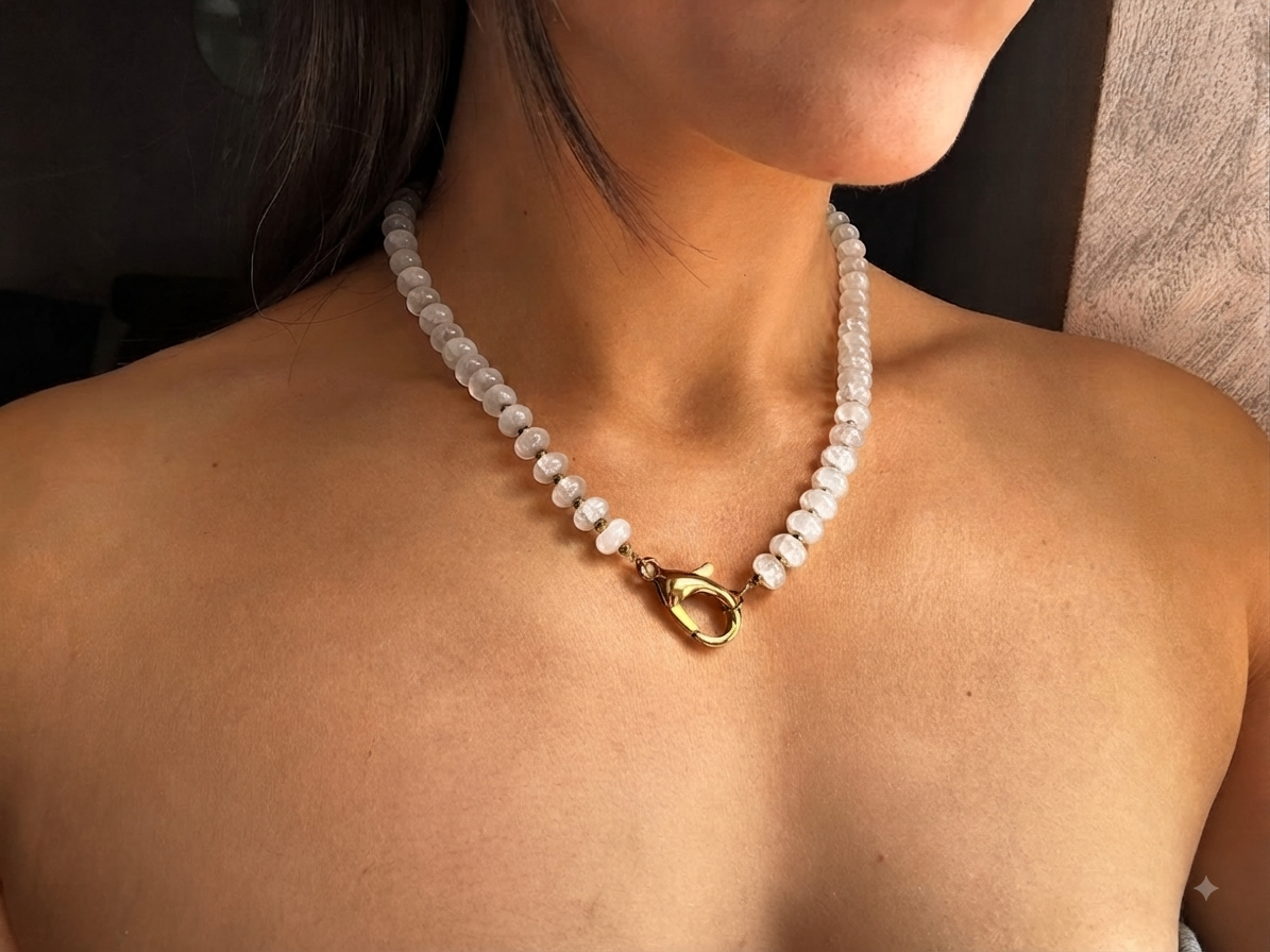 Collana Girocollo "Luce di Perla" con Moschettone Statement Dorato