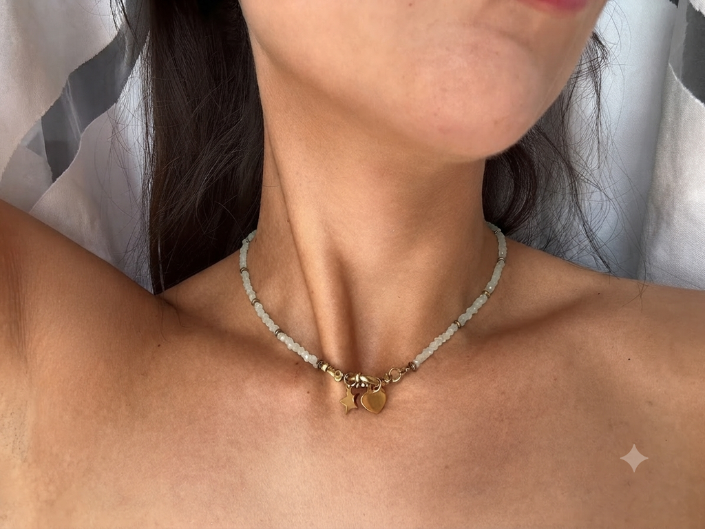 Collana "Riflessi di Luna" – Girocollo con Perline Luminose e Ciondoli