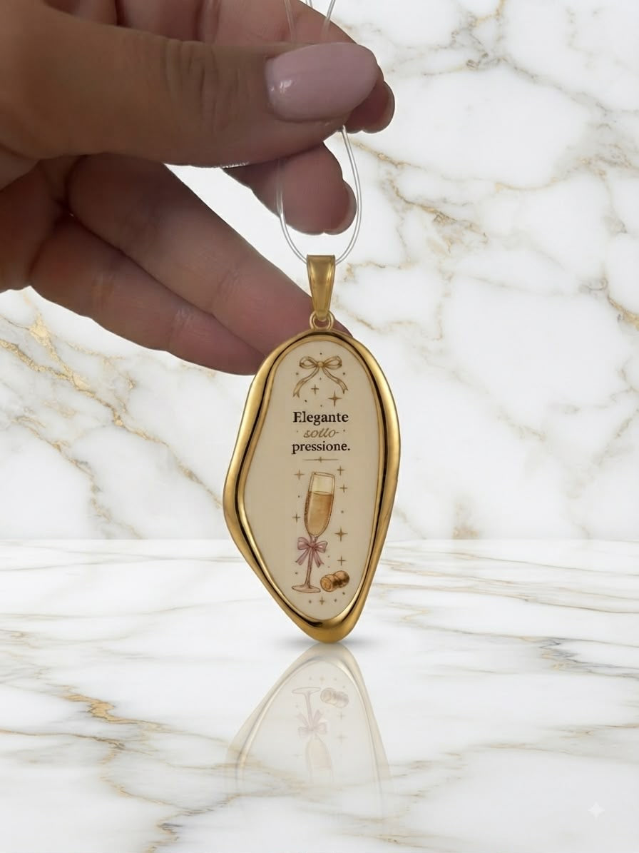 Ciondolo Asimmetrico Smaltato "Elegante Sotto Pressione"