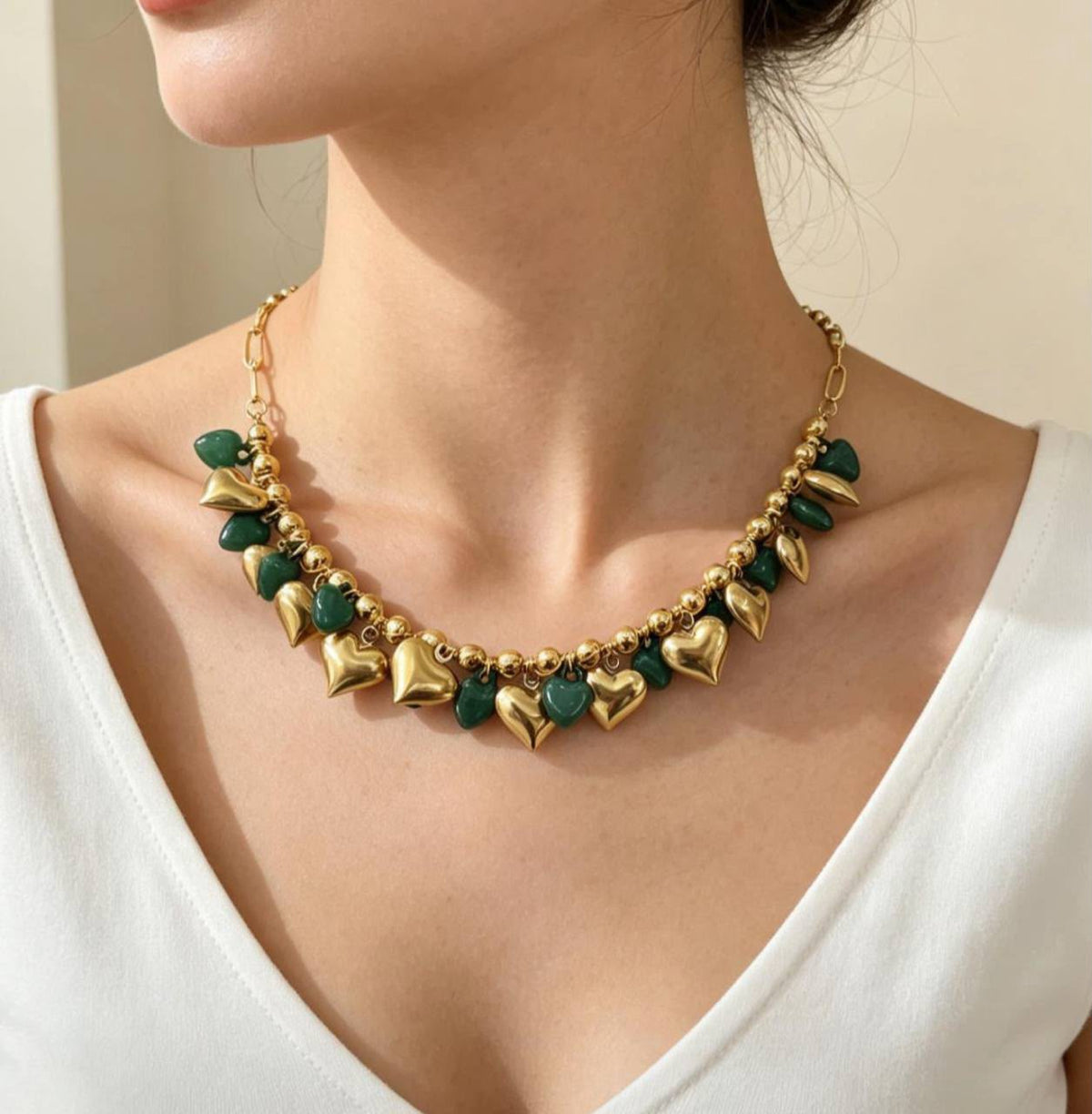 Collana Girocollo con Cuori Pendenti Dorati e Pietre Verdi