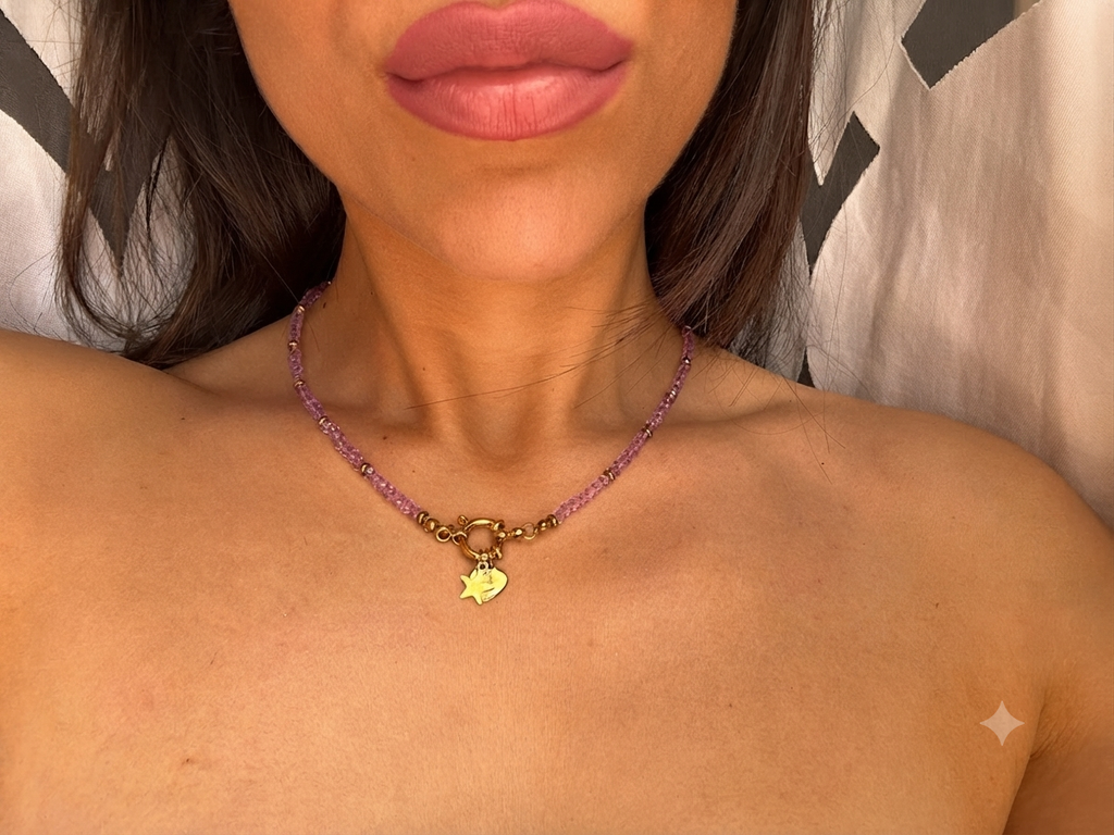 Collana "Luce Ametista" – Girocollo con Pietre Sfaccettate e Ciondoli Charm