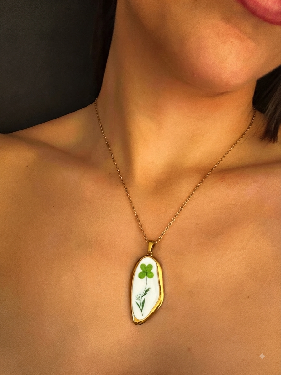Collana "Quadrifoglio Portafortuna" - Eleganza Botanica in Oro