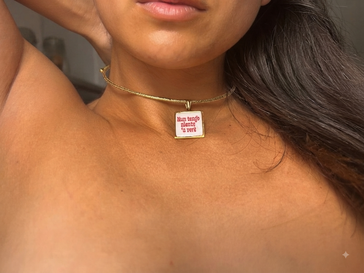 Collana Magnetica con ciondolo "Niente 'a verè" - Eleganza Irriverente in Oro